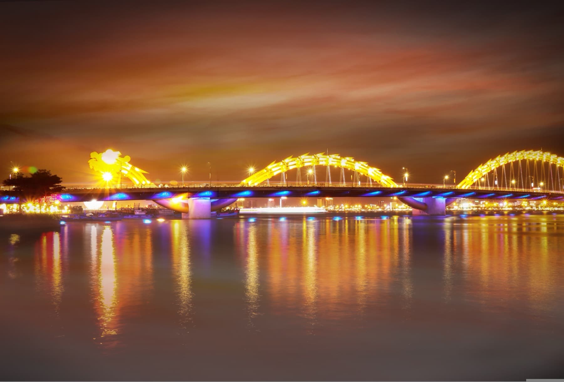 Dragon Bridge night show